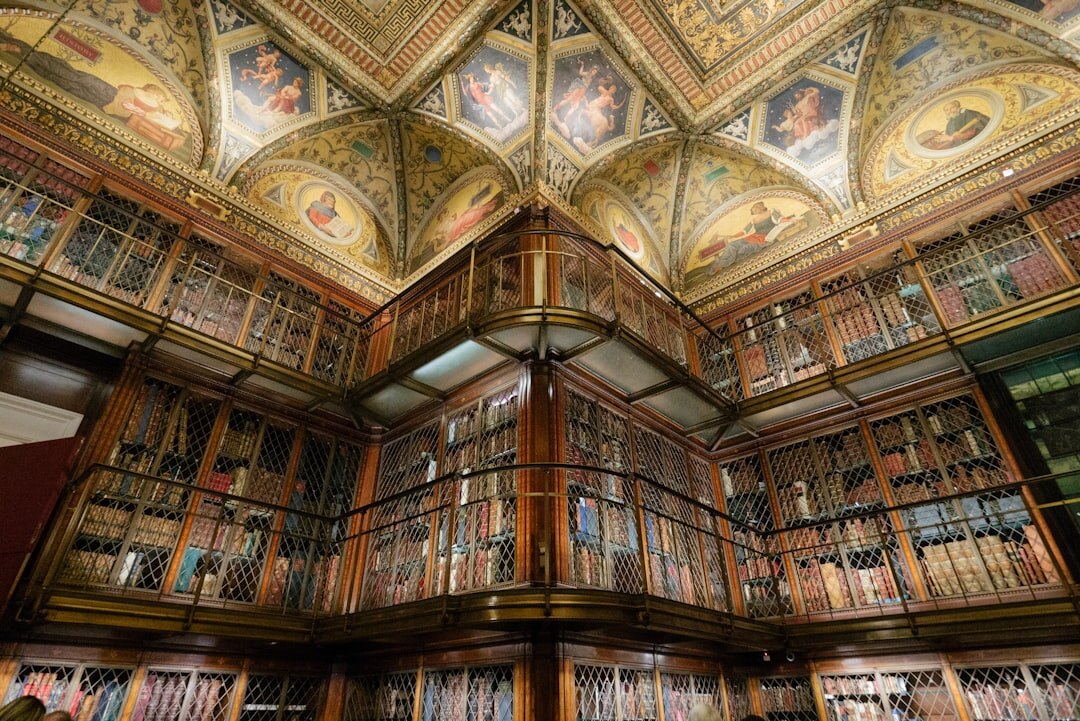 Estantería de una biblioteca antigua repleta de libros y legajos encuadernados