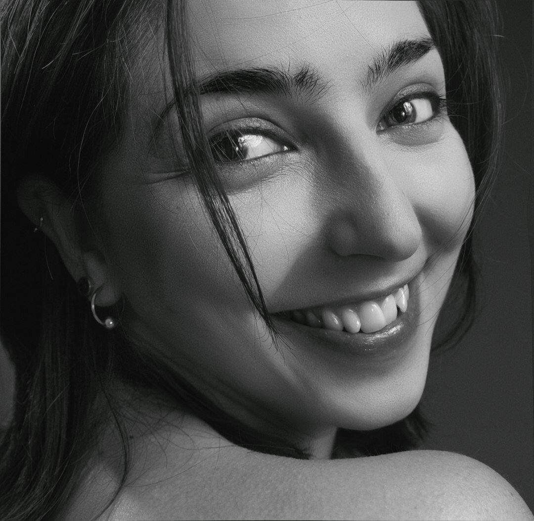 Retrato de estudio de una mujer argentina joven de unos 30 años con cabello ondulado