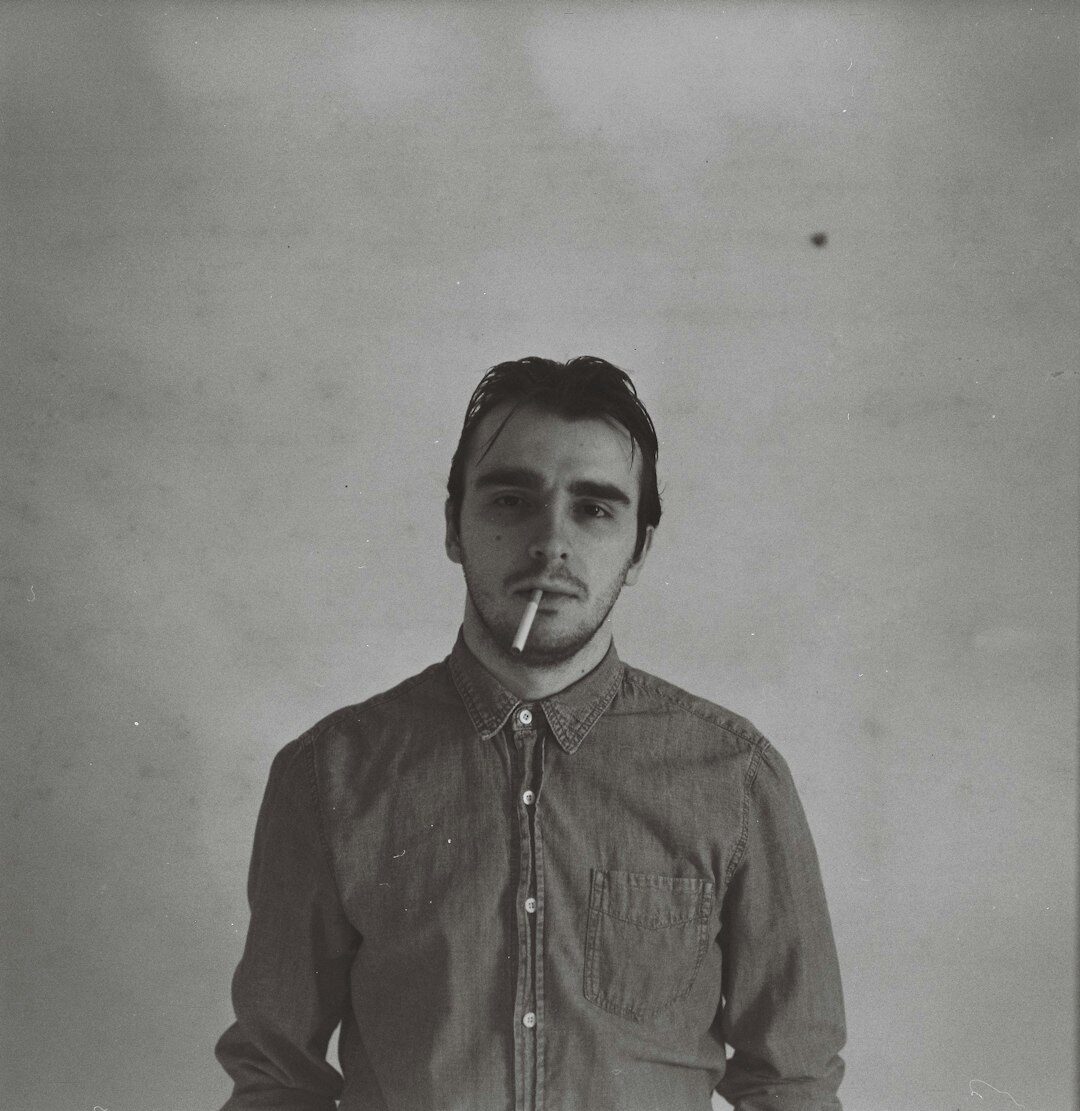 Retrato de estudio de un hombre argentino joven de unos 35 años de ascendencia indígena