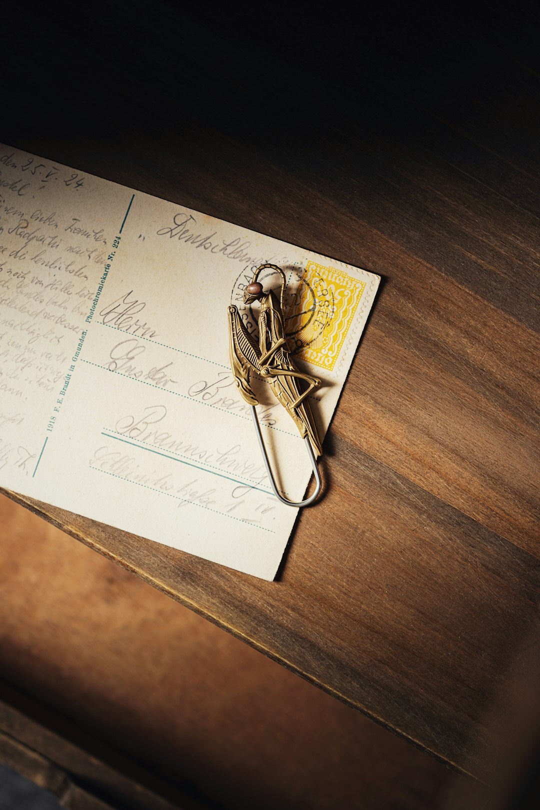 Primer plano de cartas y documentos manuscritos antiguos atados con una cinta
