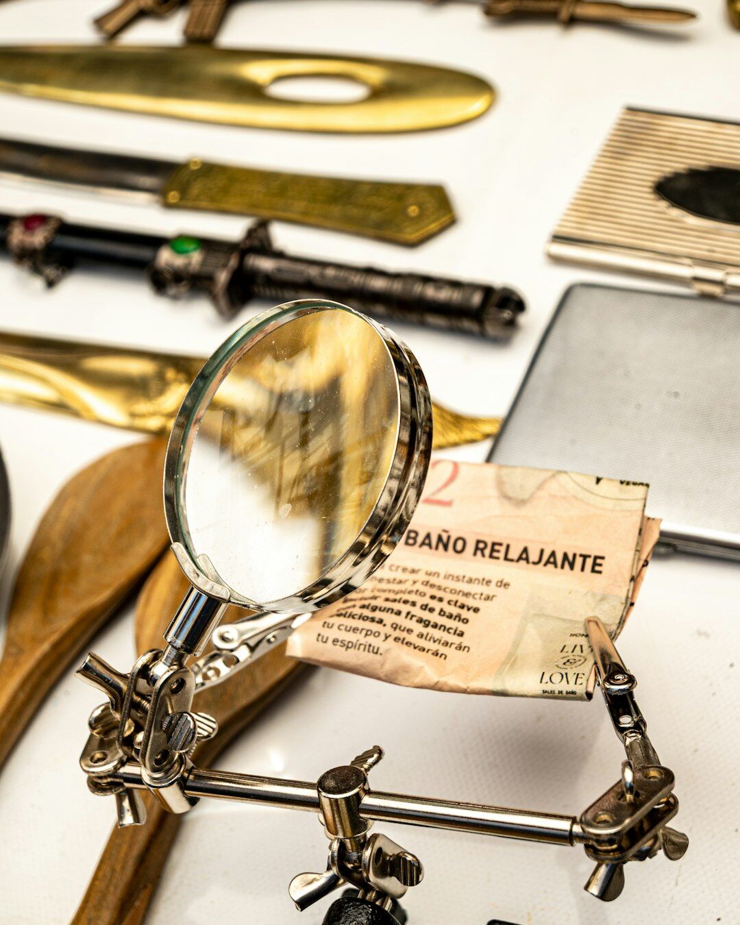 Escritorio de madera con una máquina de escribir antigua, una lupa y un mapa de Argentina